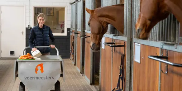 Robbin Kleermans Met Voermeesters Voerkar In Stal