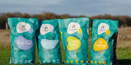 Voermeesters By Nature Essentials In Gras Achtergrond Paddock