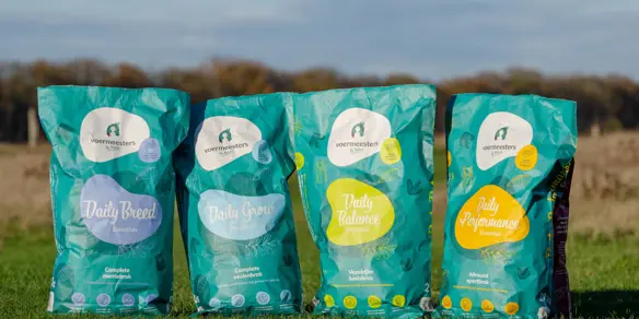 Voermeesters By Nature Essentials In Gras Achtergrond Paddock