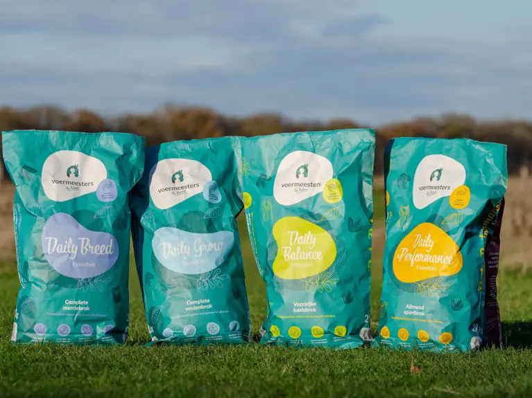 Voermeesters By Nature Essentials In Gras Achtergrond Paddock