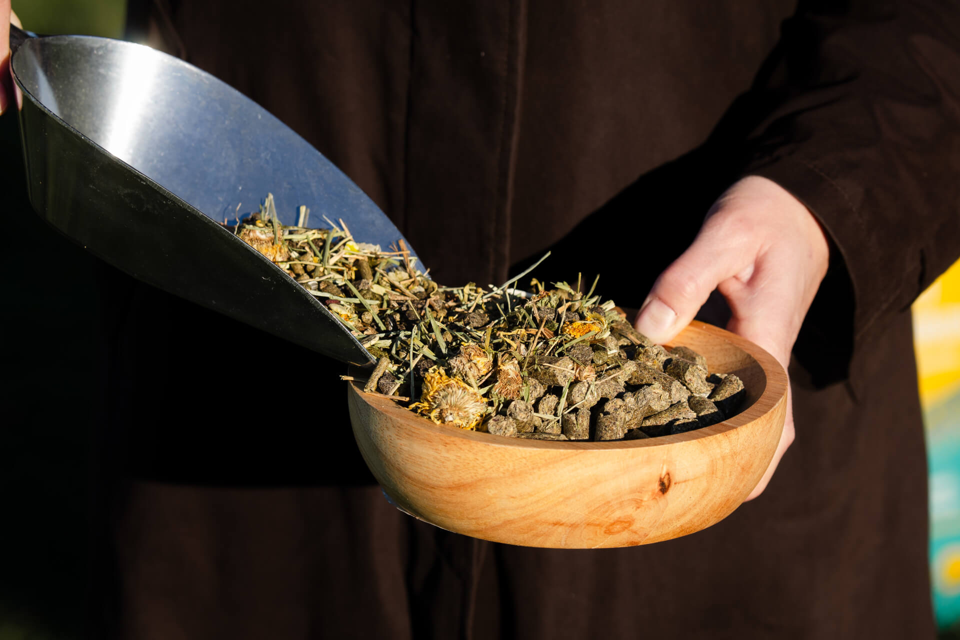 Bakje Voermeesters Daily Balance met een voerschep Voermeesters Vitality+