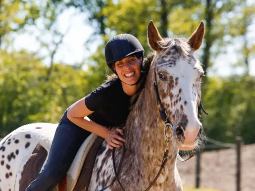 Close-up van Ylvie Fros met haar paard Fitzer